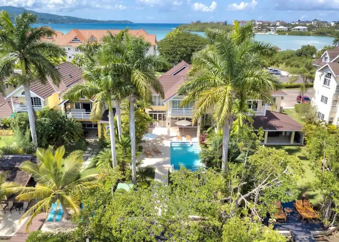 Luxurious In Jamaica Apartment