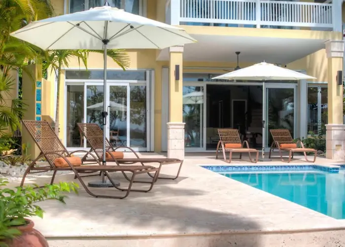 Luxurious In Jamaica Apartment *